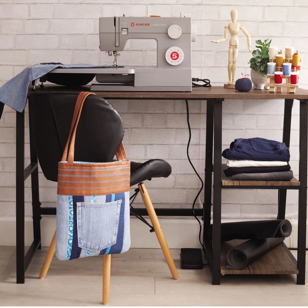 Singer Heavy Duty 6380 Sewing Machine + 90 accessories